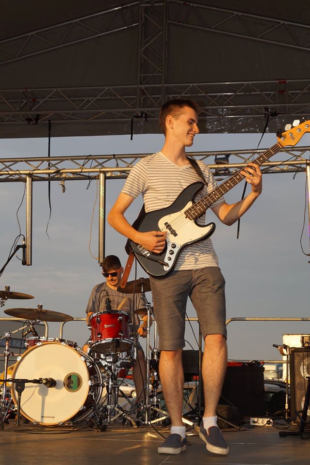 bass_player /images/bass_player.jpeg#rounded-about